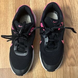 Nike Women's Black and Pink Athletic Sneakers
